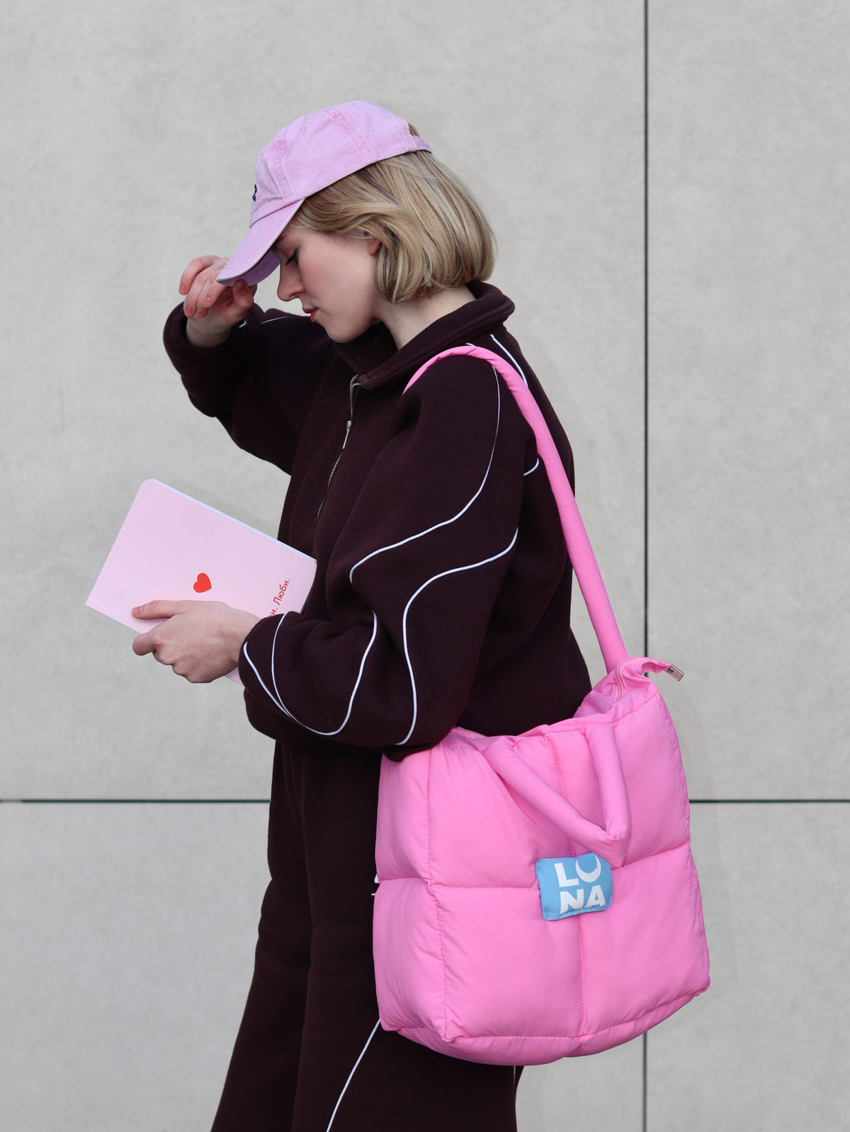 Bolso tote acolchado LUNAmoon rosa llevado al hombro con el asa larga