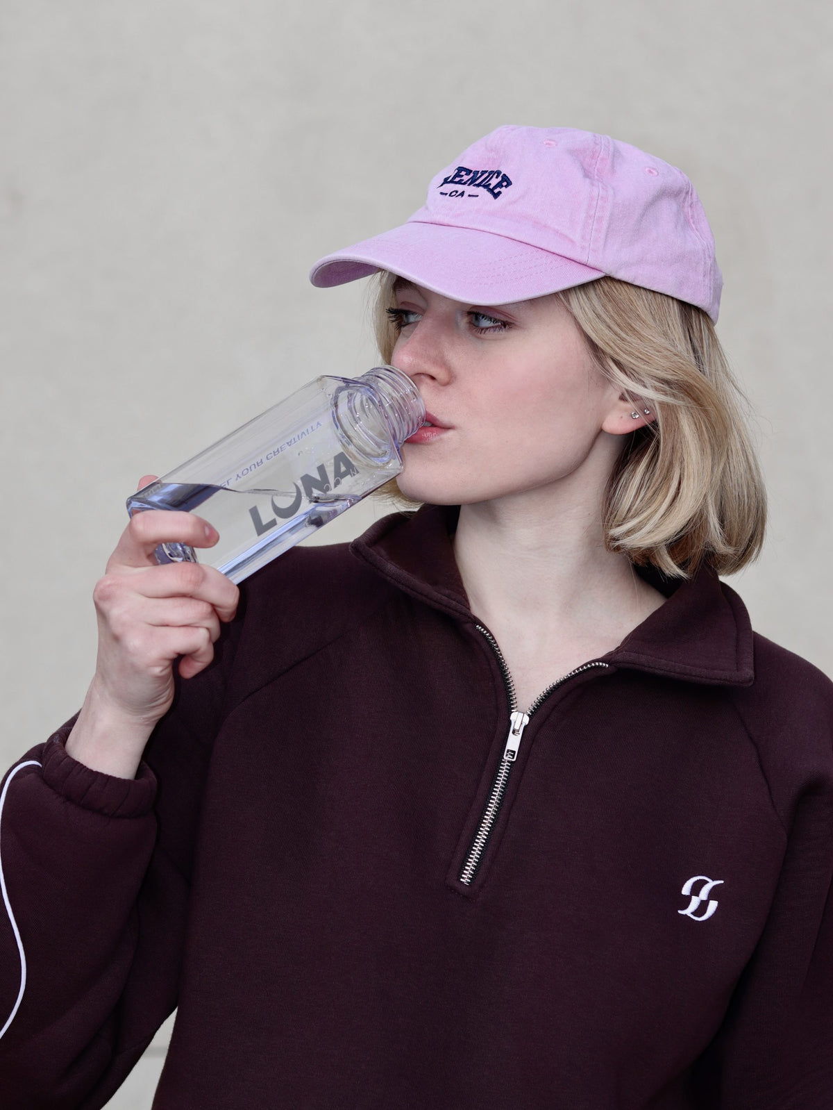 Chica bebiendo de la botella de agua LUNAmoon de 600 ml