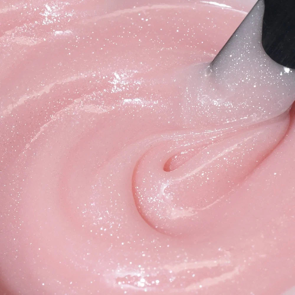 Textura del Builder Gel Cupio Make-Up Fiber Shimmer Petal en rosa pétalo con brillo al trabajarlo