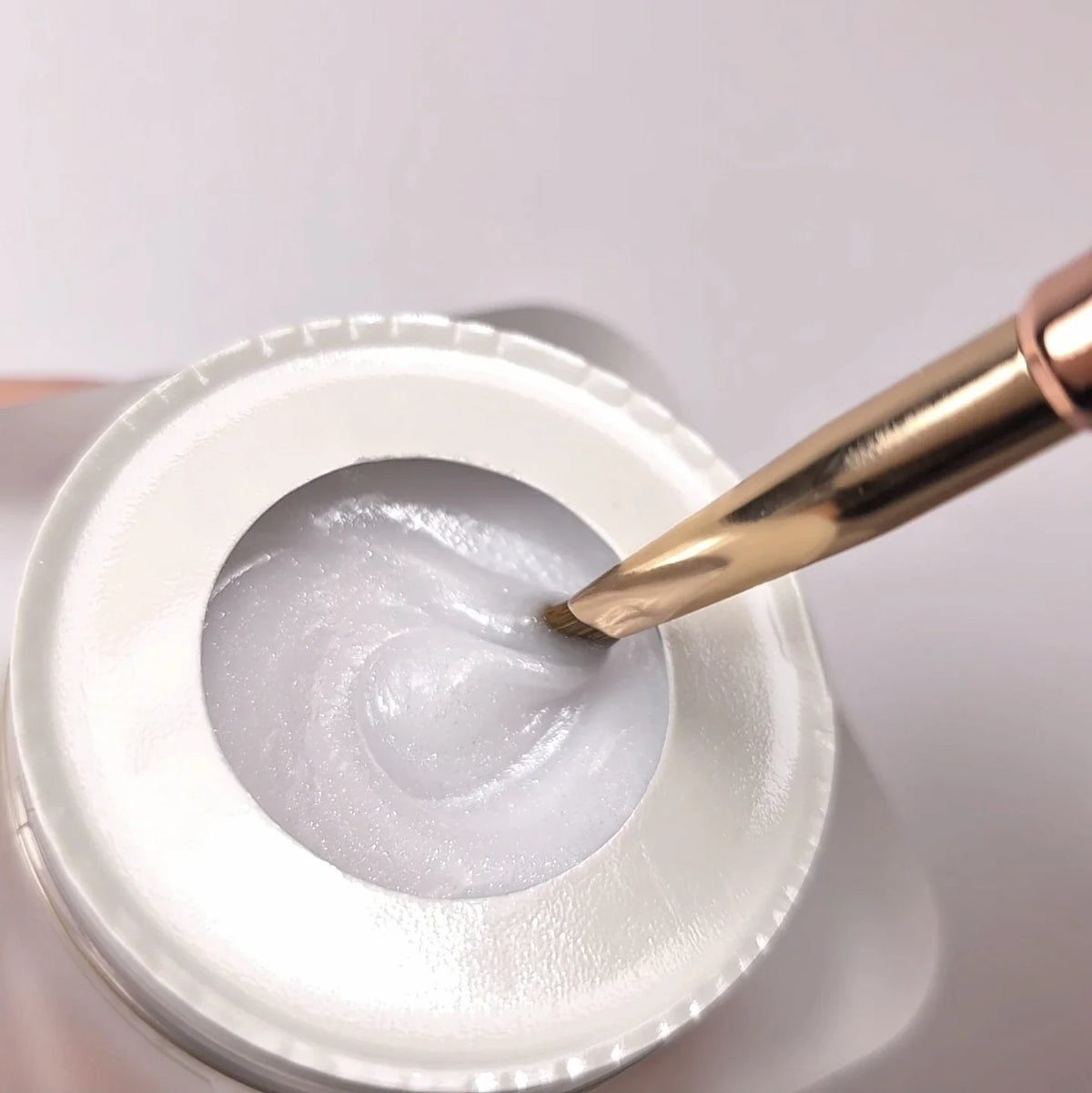 Textura del Builder Gel Cupio Make-Up Fiber Sparkle Ivory en blanco marfil con brillo al trabajarlo