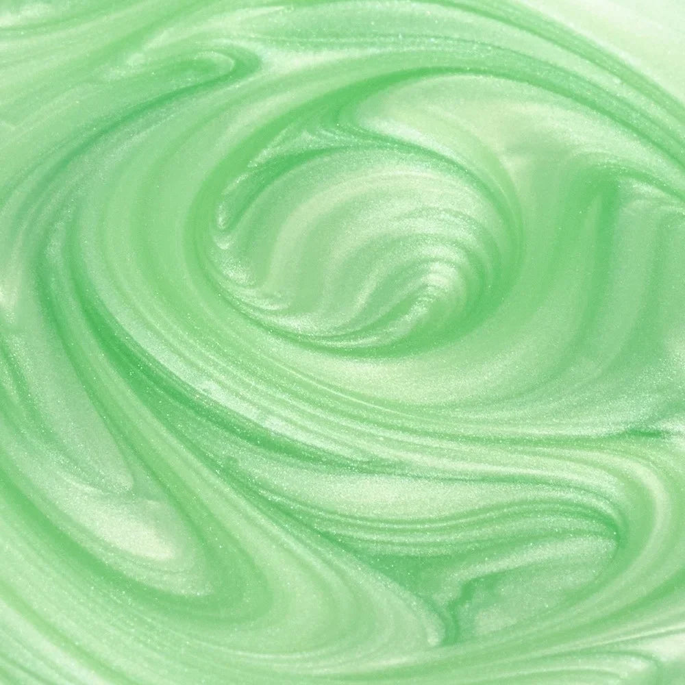 Textura del Builder Gel Cupio Pearl Bloom Mint Magic en verde menta perlado al trabajarlo