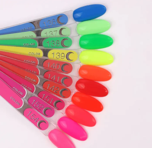 Muestrario Luna Moon Color 138 verde intenso dentro de la gama de esmaltes semipermanentes profesionales