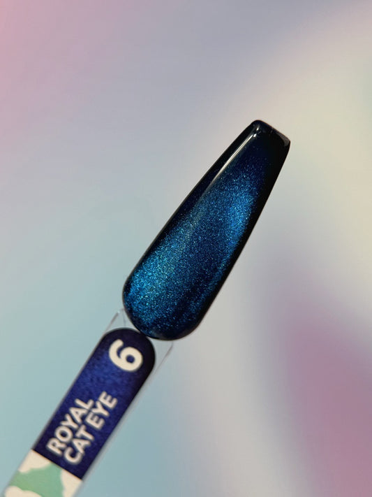 Uña de muestra con el esmalte You Are Cute Royal Cat Eye nr6 en tono azul marino con efecto ojo de gato