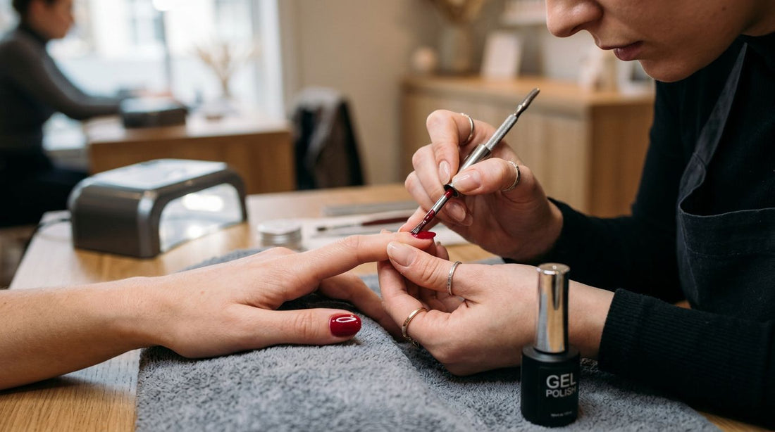 Manicura semipermanente sin levantamientos: adhesión perfecta en cutícula y borde libre
