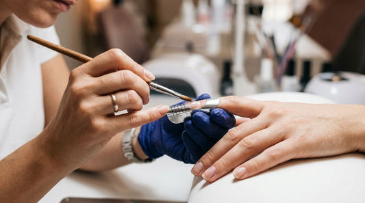 Gel de construcción para extensión de uñas: técnica profesional de esculpido con pincel en salón