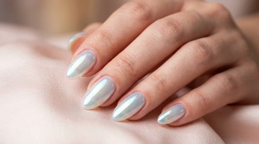 Glass nails efecto cristal: uñas translucidas iridiscentes con acabado brillante tipo espejo