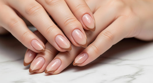 Manicura francesa 2026: variaciones modernas con linea de sonrisa en colores nude y beis contemporaneo