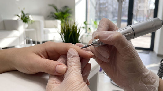 Manicura rusa: preparación de cutícula con torno eléctrico y fresa fina en salón de uñas profesional