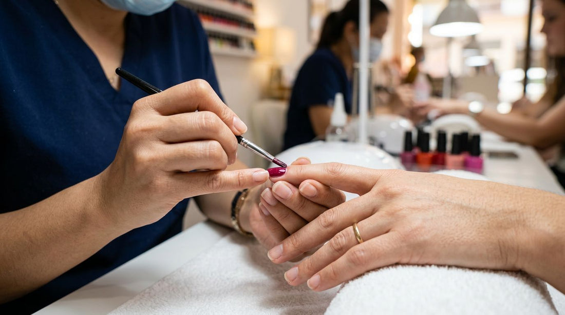 Manicura semipermanente paso a paso: aplicación profesional de esmalte gel con pincel de precisión