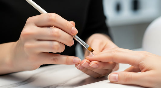 Nail prep profesional: aplicacion de deshidratador antes de manicura semipermanente para mejor adherencia