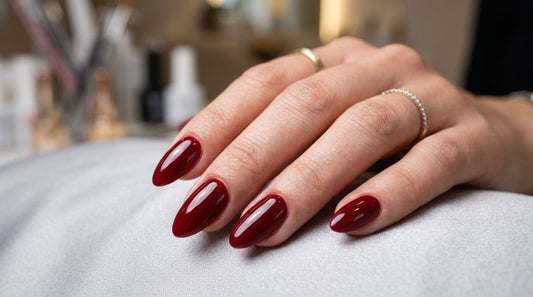 Top coat no wipe profesional aplicado sobre uñas semipermanentes: acabado espejo de alta duración