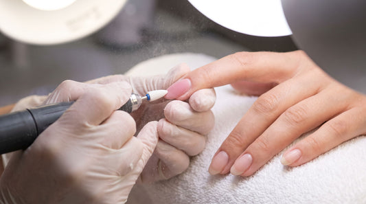Retirada profesional de producto de uñas con torno eléctrico sin dañar la placa ungueal