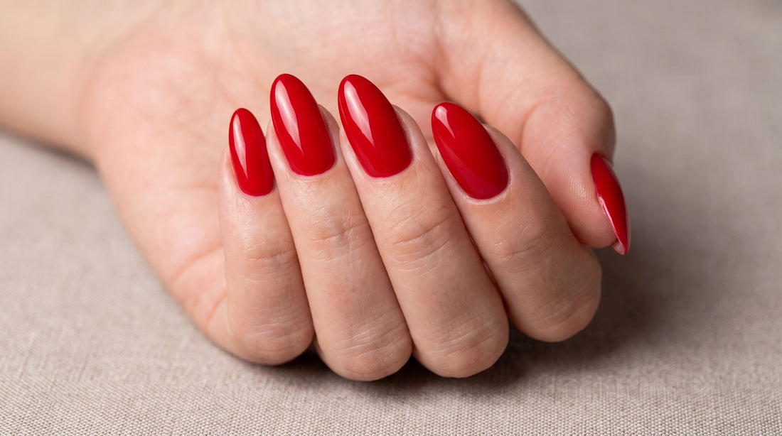 Uñas rojas: cómo conseguir el rojo perfecto en manicura semipermanente profesional