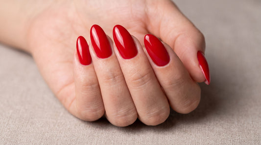 Uñas rojas: cómo conseguir el rojo perfecto en manicura semipermanente profesional