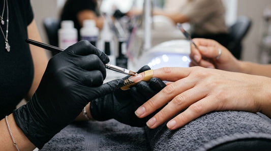 Técnica profesional de gel de construcción: aplicación con pincel sobre molde para escultura de uñas