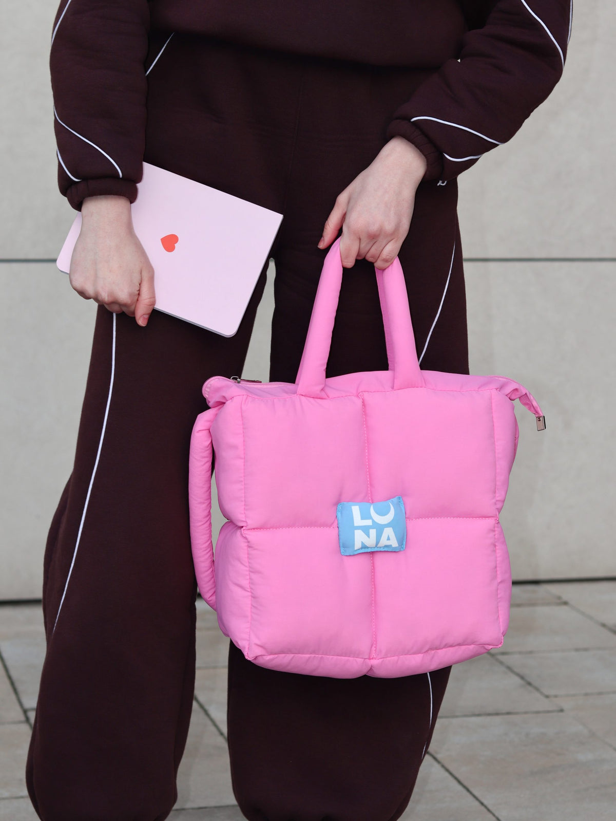 Bolso tote acolchado LUNAmoon rosa llevado en la mano por las asas cortas