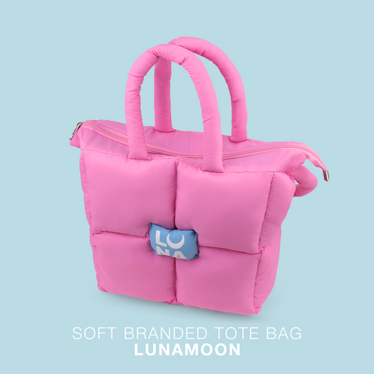Bolso tote acolchado LUNAmoon de nailon rosa con la etiqueta azul de la marca, visto en tres cuartos