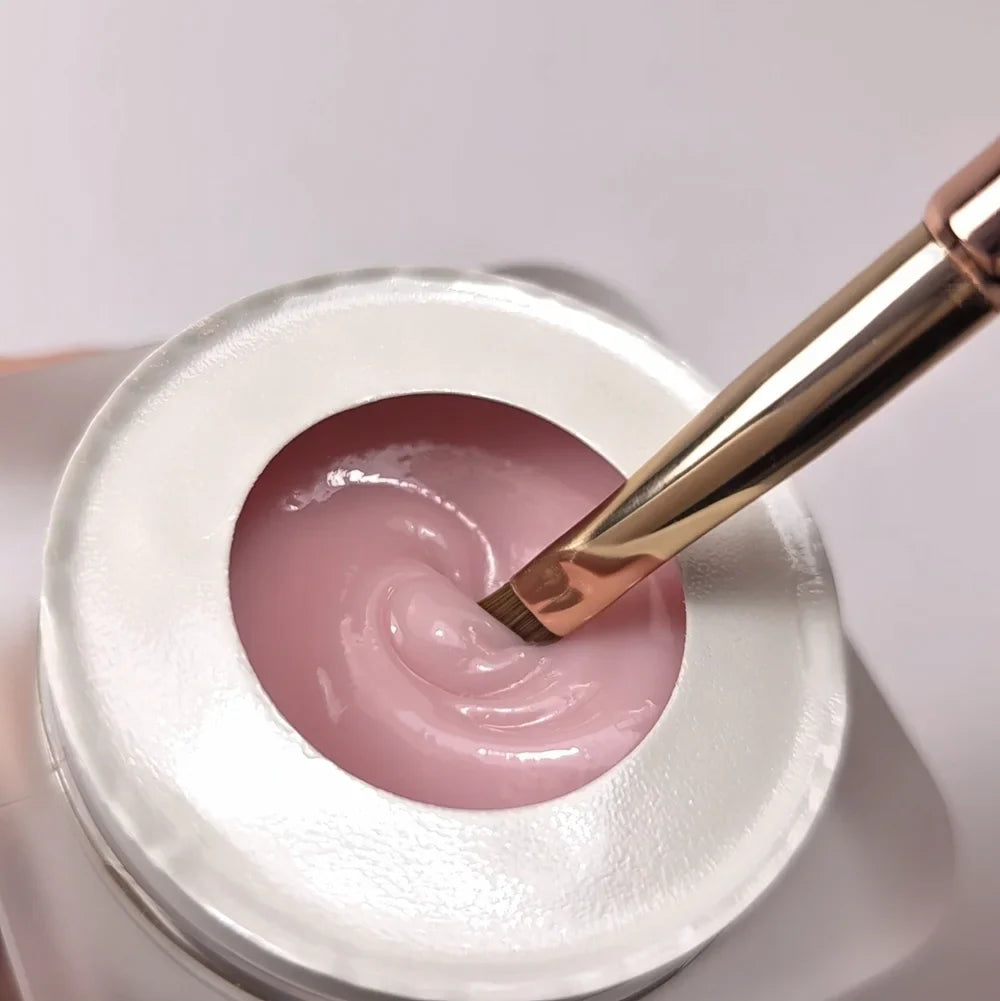 Textura del Builder Gel Cupio Make-Up Fiber Milky Pink en rosa claro lechoso al trabajarlo