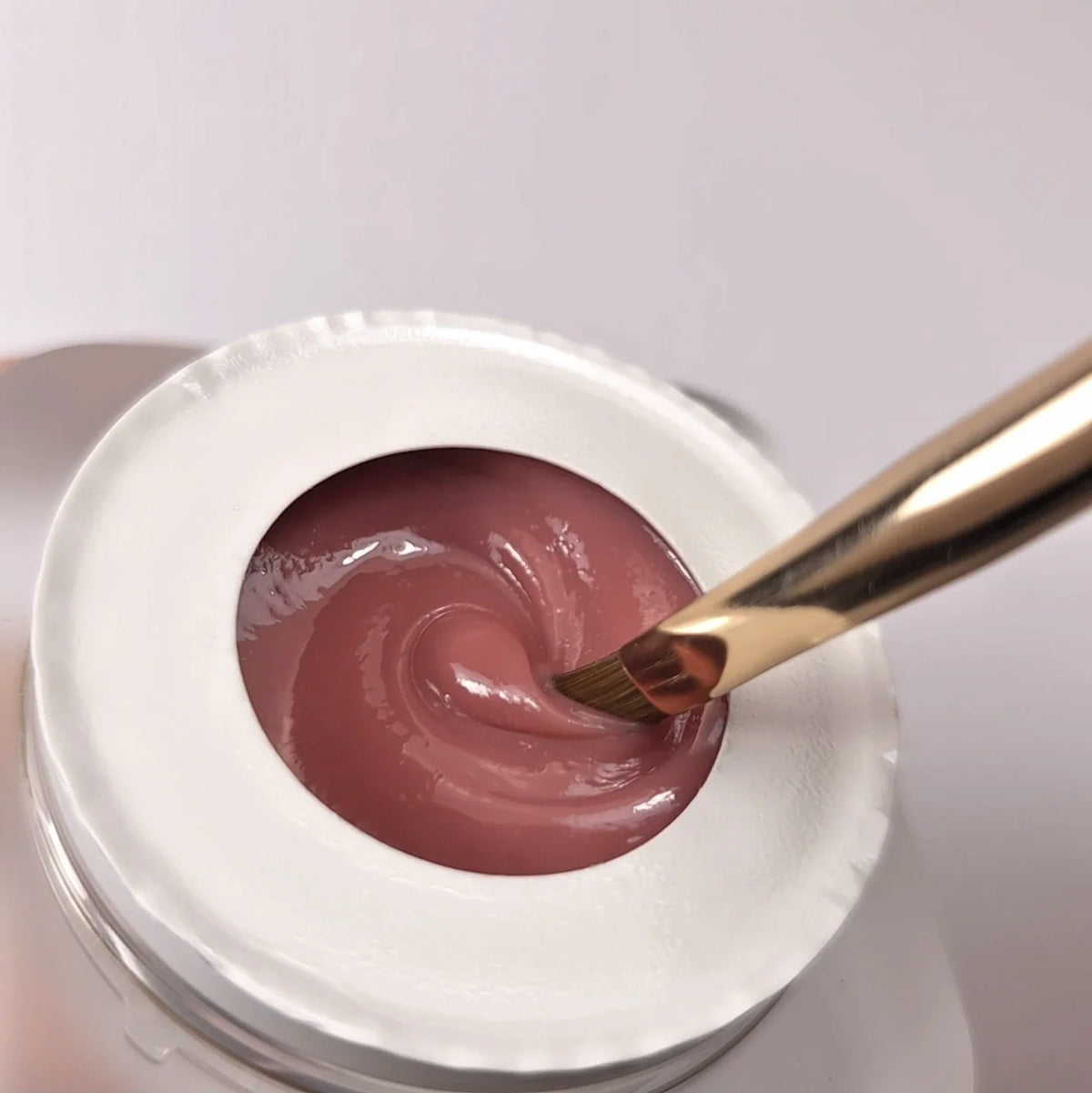 Textura del Builder Gel Cupio Make-Up Fiber Pink en rosa empolvado intenso al trabajarlo