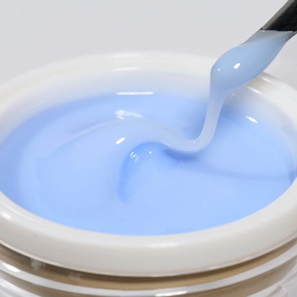 Textura del Builder Gel Cupio Milky Blue en azul pastel lechoso al trabajarlo