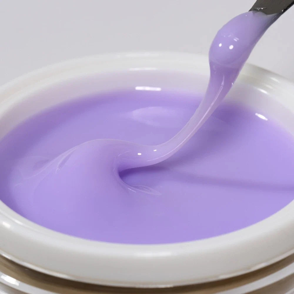 Textura del Builder Gel Cupio Milky Lilac en lila pastel lechoso al trabajarlo