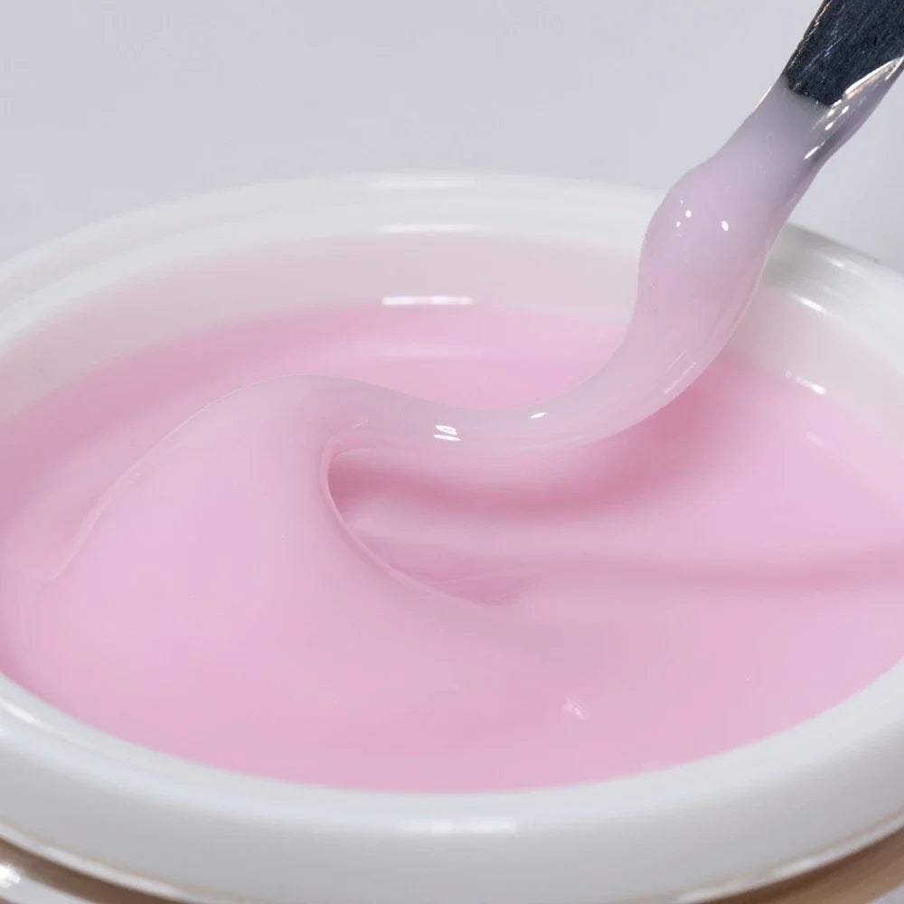 Textura del Builder Gel Cupio Milky Pink en rosa pastel lechoso al trabajarlo