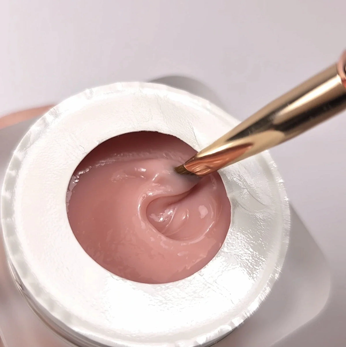 Detalle del color nude melocotón rosado del Builder Gel Cupio No Filing Dusty Peach