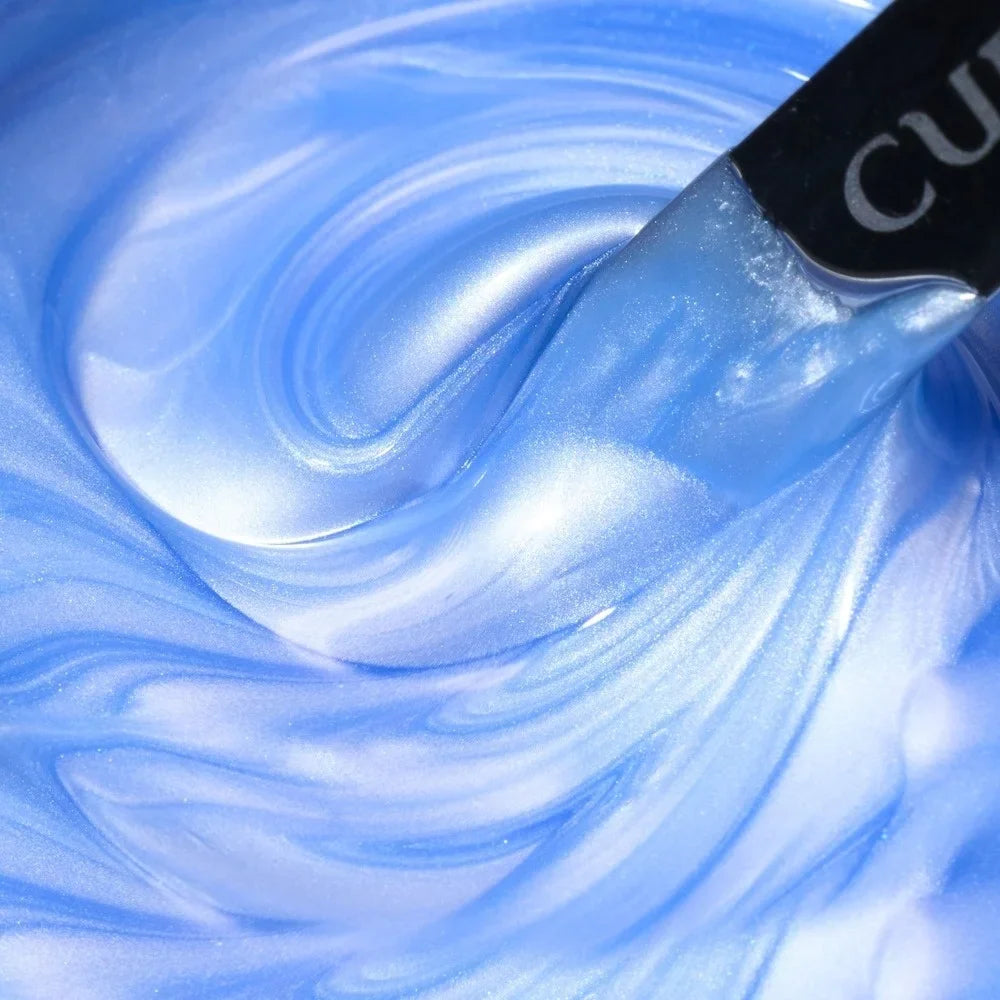 Textura del Builder Gel Cupio Pearl Bloom Dreamy Sky en azul cielo perlado al trabajarlo