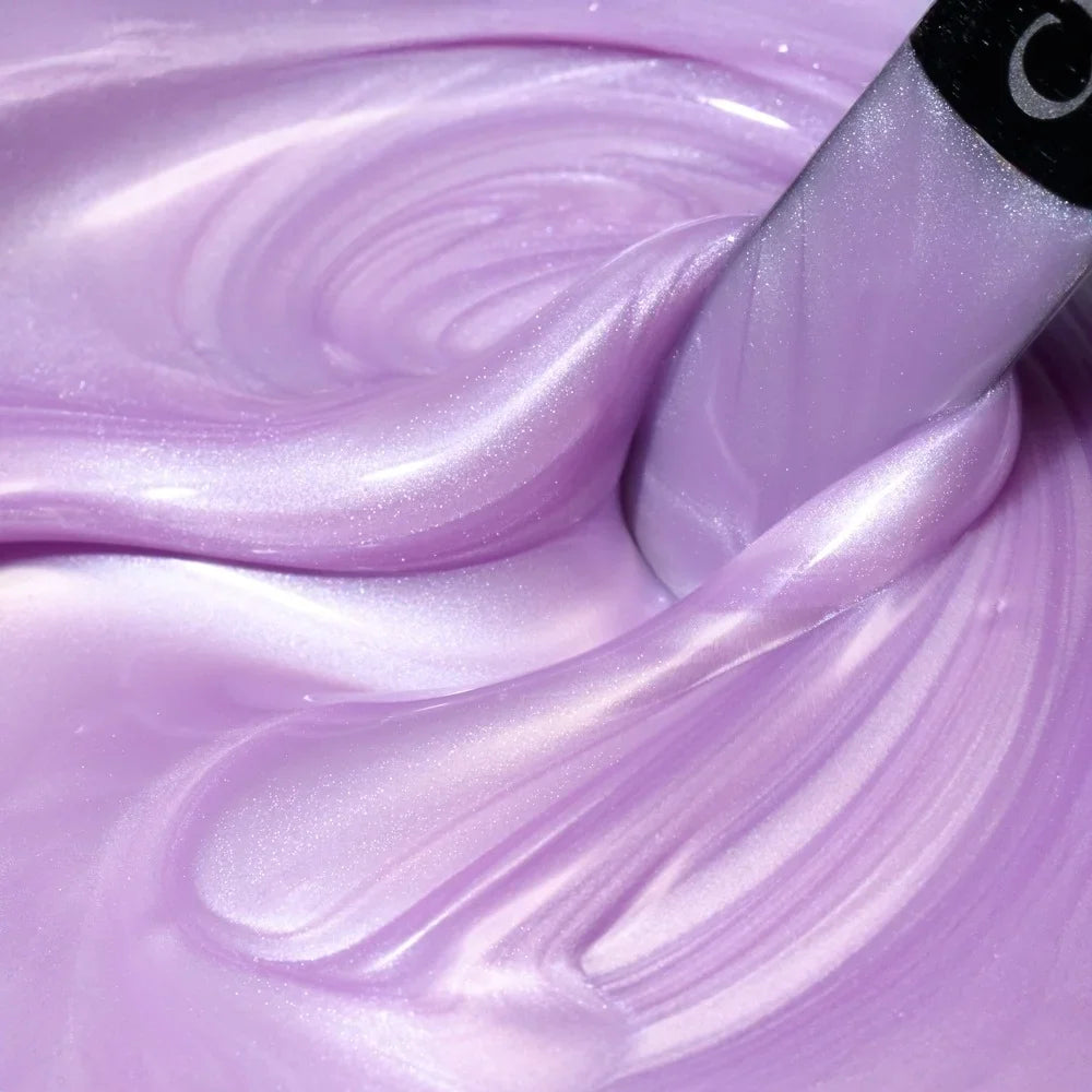 Detalle del color lavanda perlado del Builder Gel Cupio Pearl Bloom Lavender Breeze