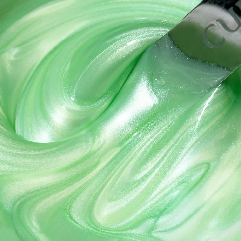 Detalle del color verde menta perlado del Builder Gel Cupio Pearl Bloom Mint Magic