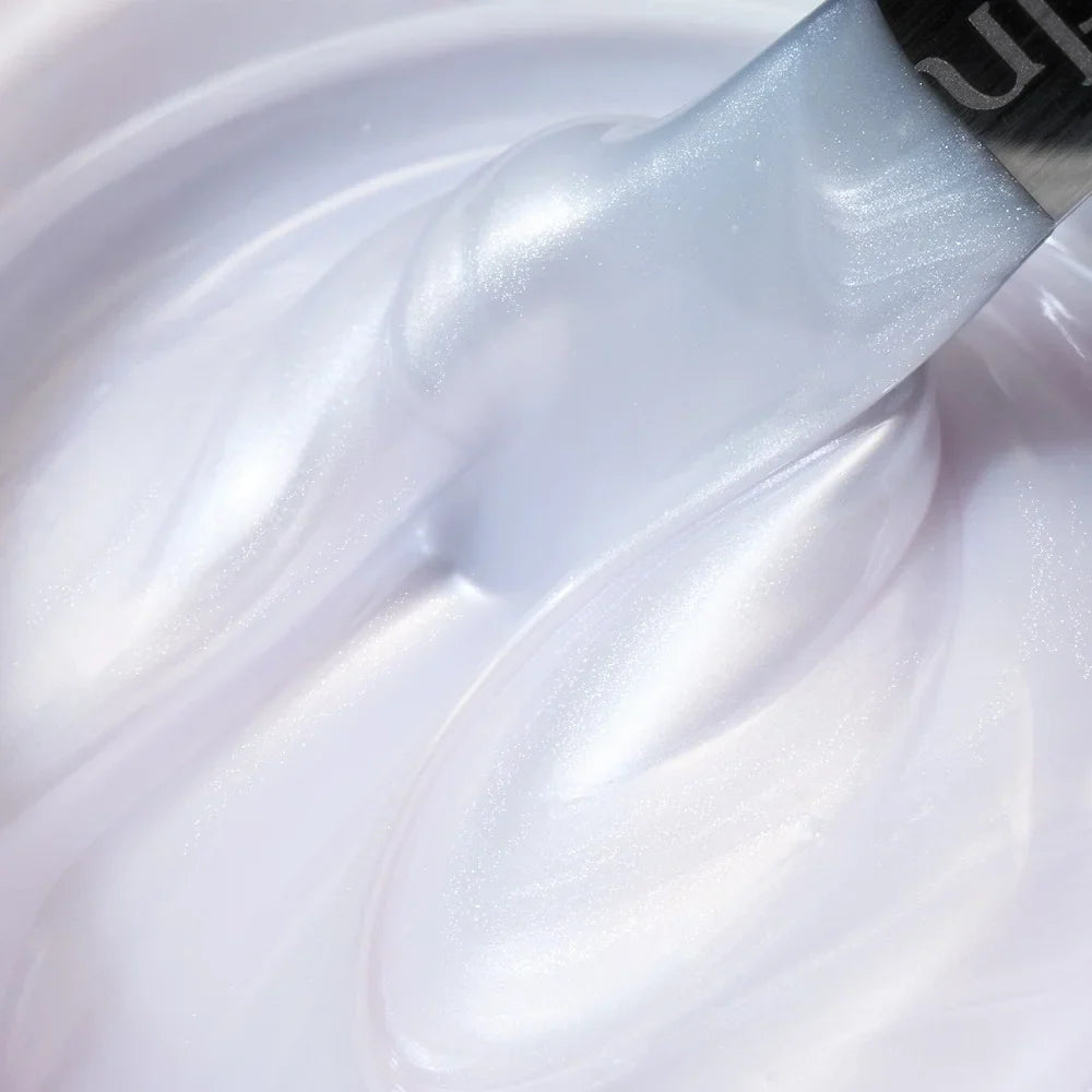 Detalle del color blanco nacarado del Builder Gel Cupio Pearl Bloom Moonlit Frost