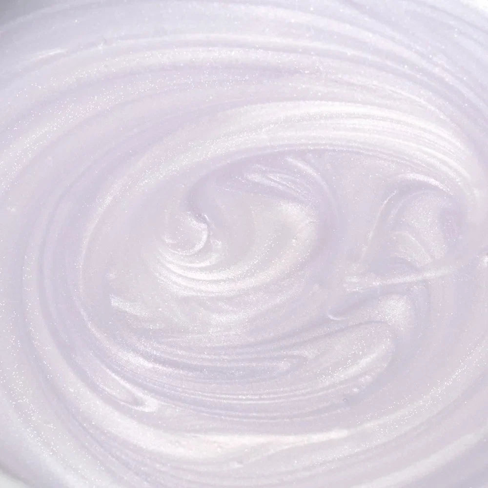 Textura del Builder Gel Cupio Pearl Bloom Moonlit Frost en blanco nacarado al trabajarlo