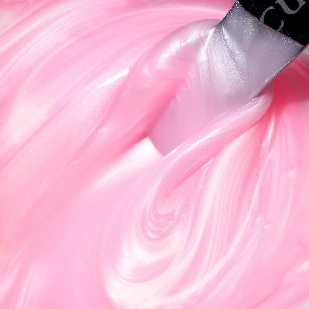 Textura del Builder Gel Cupio Pearl Bloom Pink Glow en rosa perlado al trabajarlo