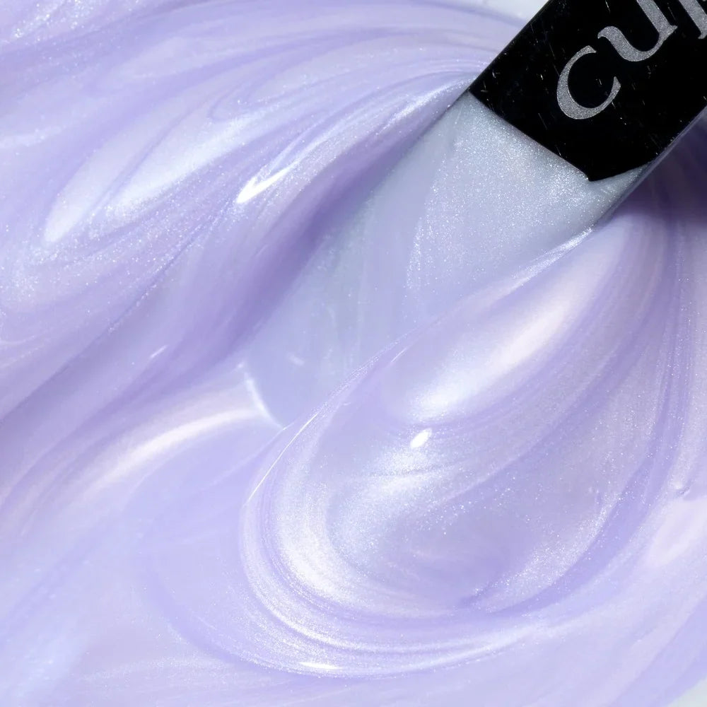 Detalle del color lila claro perlado del Builder Gel Cupio Pearl Bloom Twilight Spark