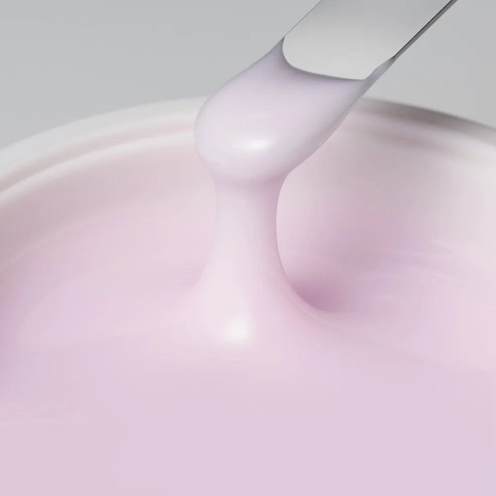 Builder Gel pinx. Baby Pink en tono rosa lila claro sobre espátula, textura lechosa