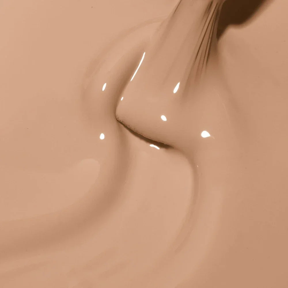 Color nude melocotón cálido del esmalte semipermanente Cupio Toffee Cream sobre el pincel, textura cremosa