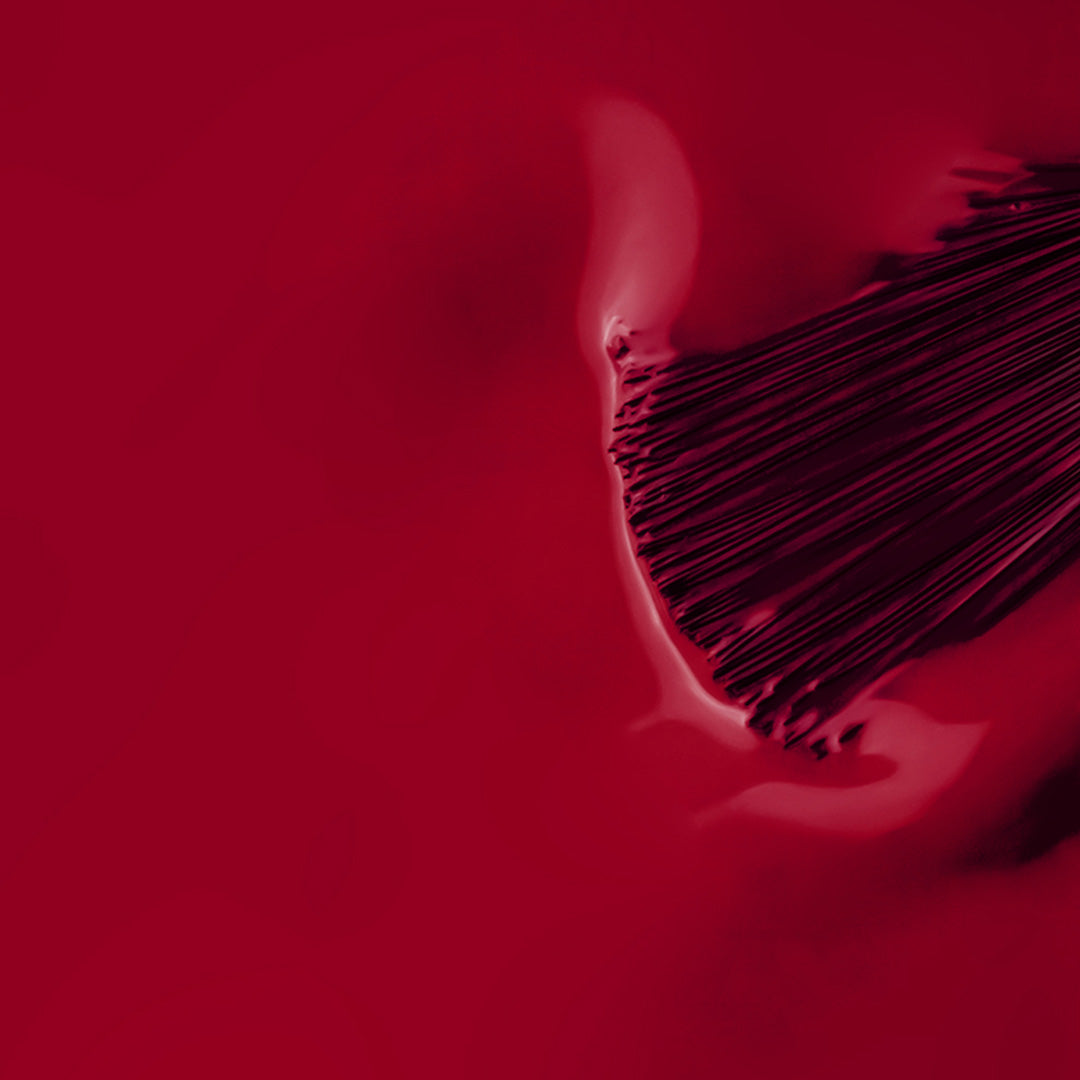 Textura del esmalte semipermanente INOCOS Ás de Ouros, rojo borgoña intenso, con el pincel
