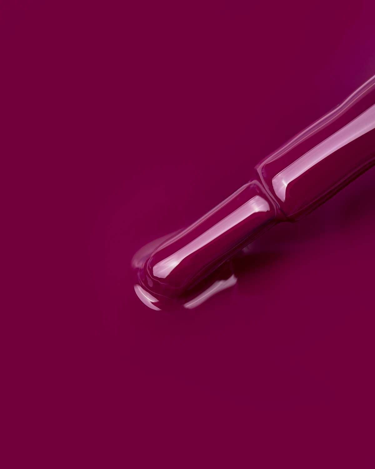Pincel del esmalte LUNAmoon Rich One Color Nº6 con el fucsia vino extendido