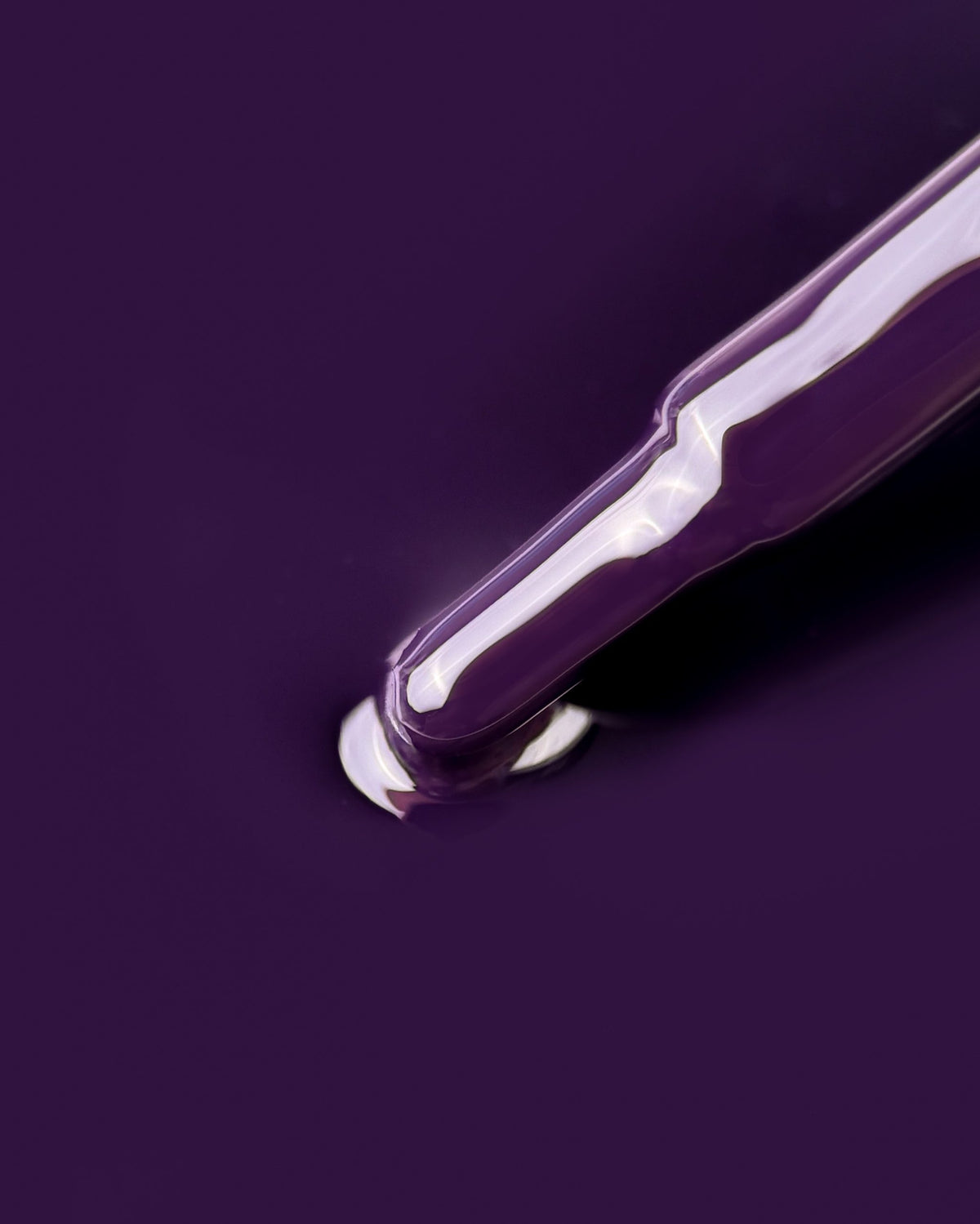 Pincel del esmalte LUNAmoon Rich One Color Nº9 con el morado berenjena extendido