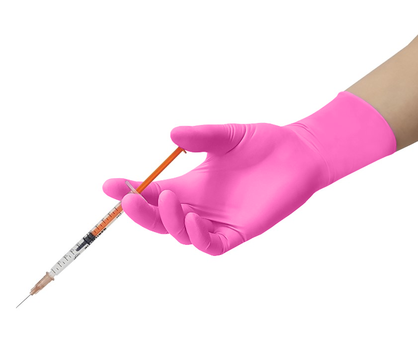 Mano con guante de nitrilo rosa easyCARE sujetando una jeringuilla