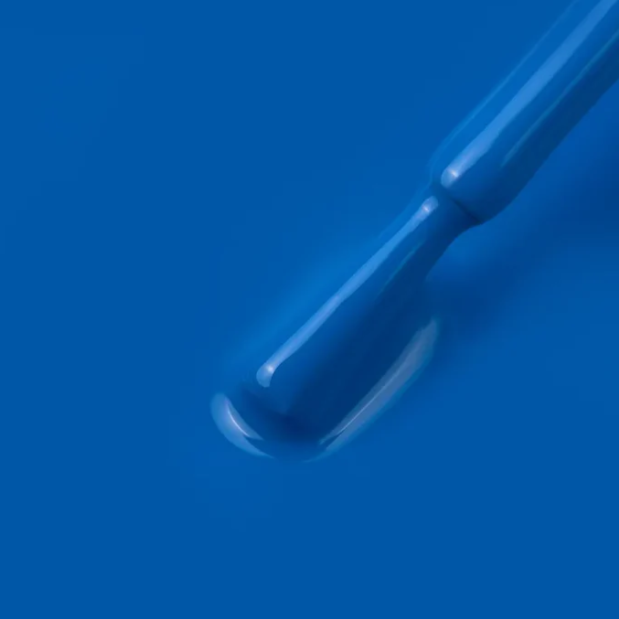 Textura en pincel del esmalte semipermanente Luna Moon Color 136 azul intenso