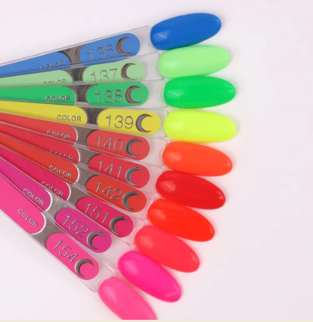 Muestrario Luna Moon Color 137 verde lima dentro de la gama de esmaltes semipermanentes profesionales