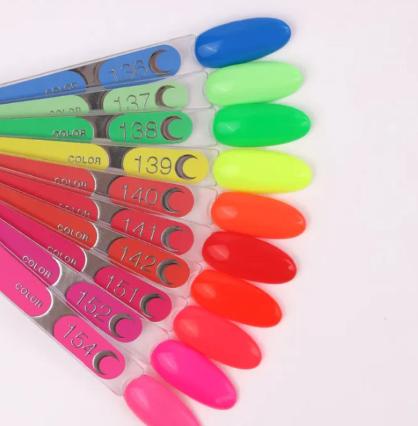 Muestrario Luna Moon Color 139 amarillo neon dentro de la gama de esmaltes semipermanentes profesionales