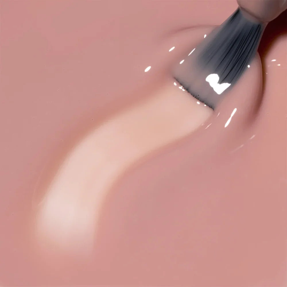 Textura de la Base Rubber Cupio Fiber Derm Nude aplicada con pincel, tono nude cálido