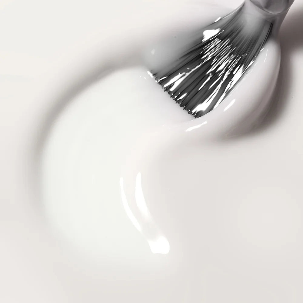 Textura de la Base Rubber Cupio Fiber Pure Milk aplicada con pincel, blanco lechoso