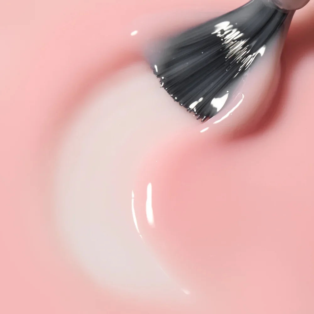 Textura de la Base Rubber Cupio Fiber Soft Pink Skin aplicada con pincel, rosa suave