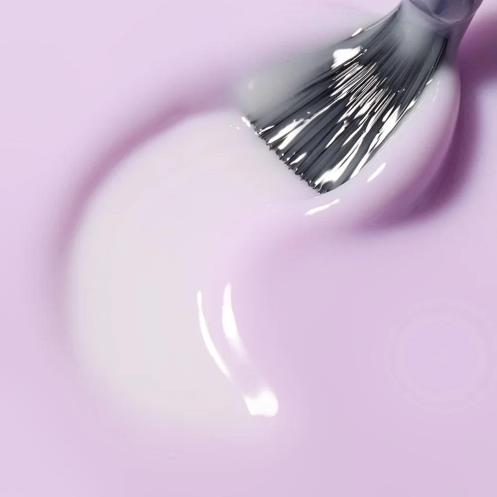 Textura de la Base Rubber Cupio Fiber Therapy Lilac aplicada con pincel, lila suave