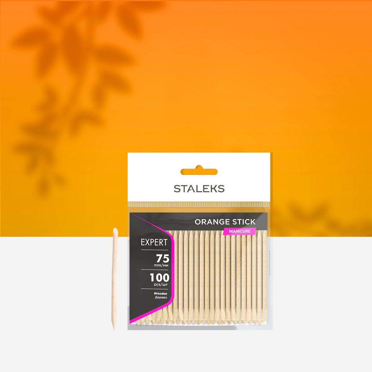 Bolsa de 100 palitos de naranjo de madera Staleks Expert de 75 mm sobre fondo naranja