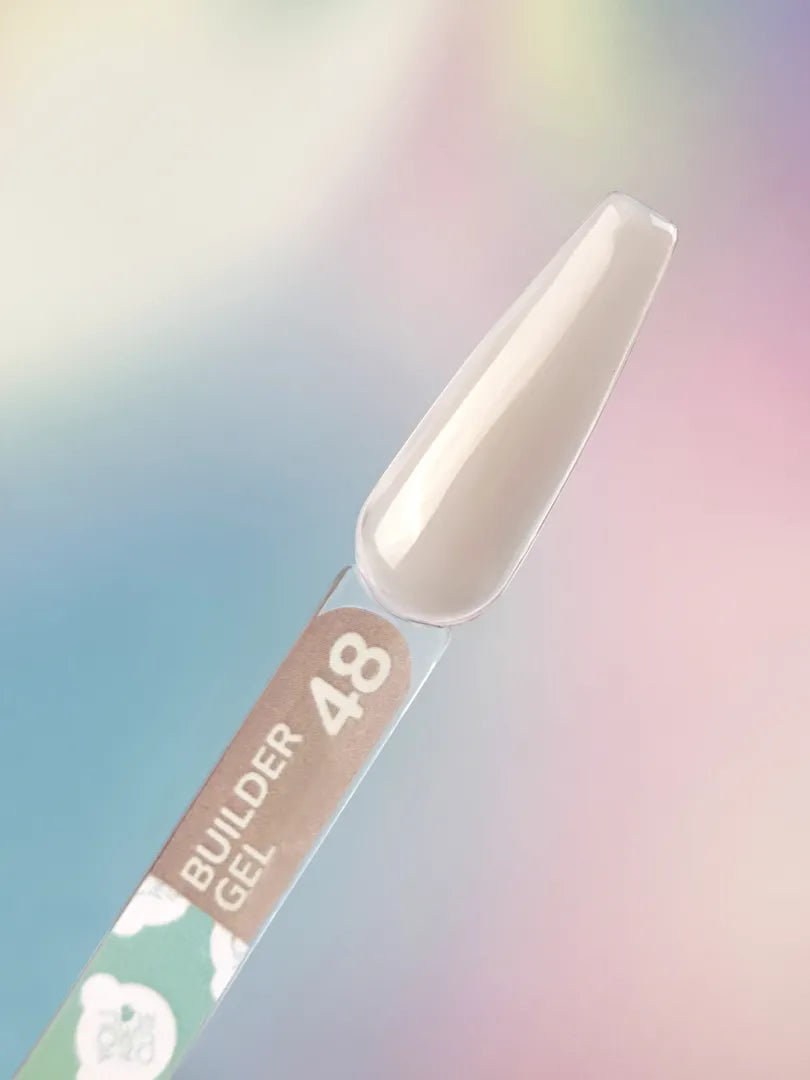 Uña de muestra con Builder Gel nr48 You Are Cute en tono beige lechoso muy claro semitransparente
