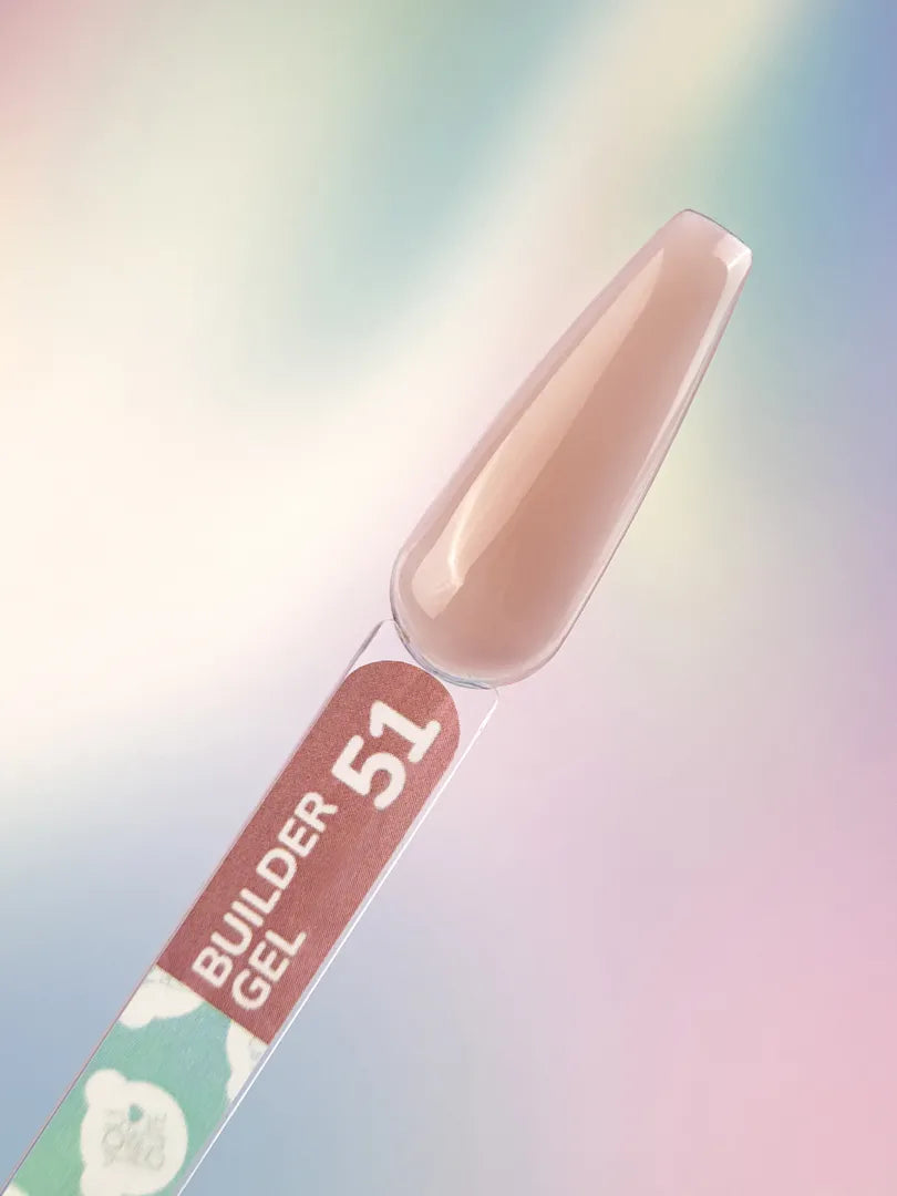 Uña de muestra con Builder Gel nr51 You Are Cute en tono nude beige rosado semitransparente